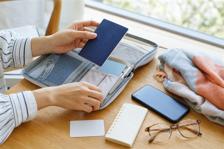海外旅行に必要なお金と持ち物を準備する様子